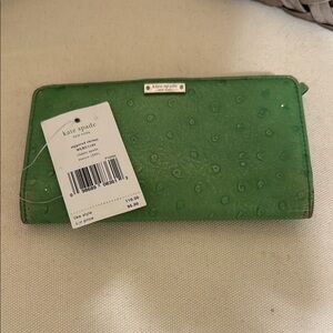 Kate Spade Green Wallet Sleek Modern Design